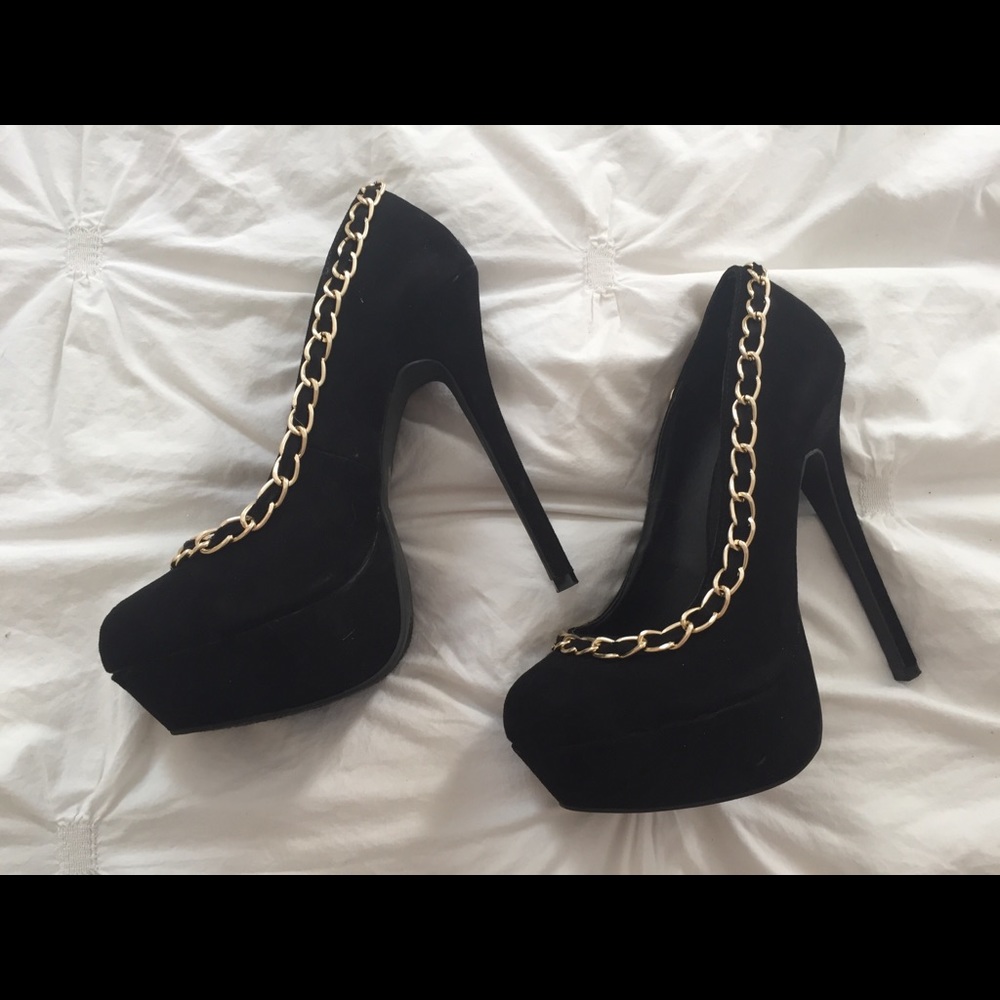 {Wild Diva} NWOT Black Heels with Gold Chain